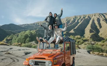 Naik di Atas Jeep Off Road ke Gunung Bromo