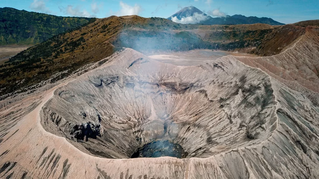 Spot Menarik Kawah Gunung Bromo - Trippi.id